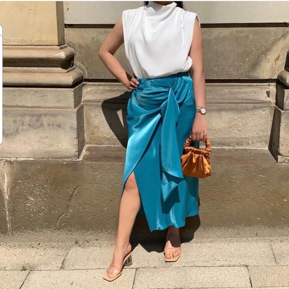 🎈 RESTOCK! Zara Satin skirt with knot - Picture 2 of 16